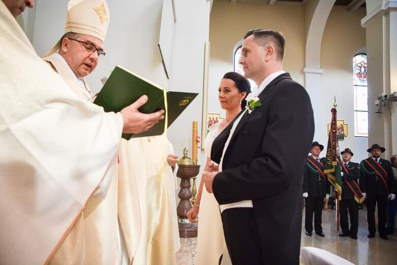  Ślub prezydenta Skierniewic. Państwo młodzi zajechali powozem 