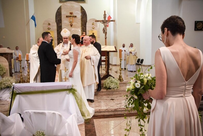  Ślub prezydenta Skierniewic. Państwo młodzi zajechali powozem 