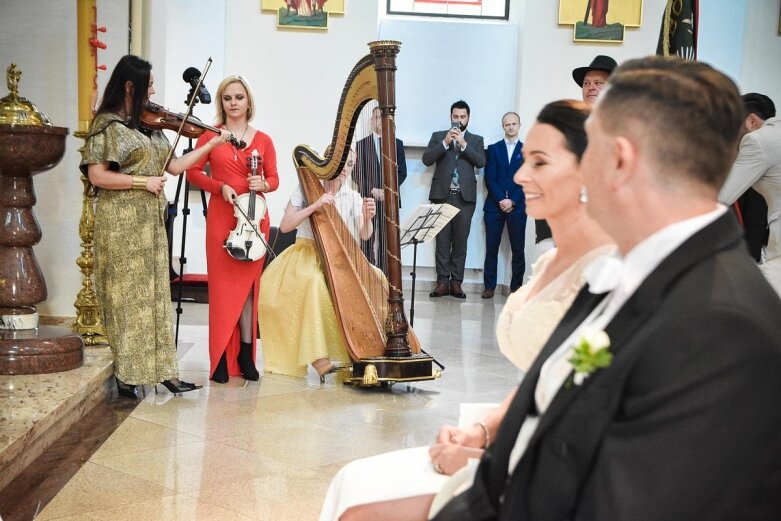  Ślub prezydenta Skierniewic. Państwo młodzi zajechali powozem 