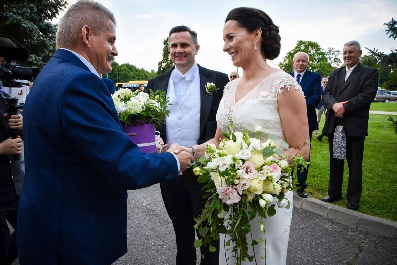  Ślub prezydenta Skierniewic. Państwo młodzi zajechali powozem 