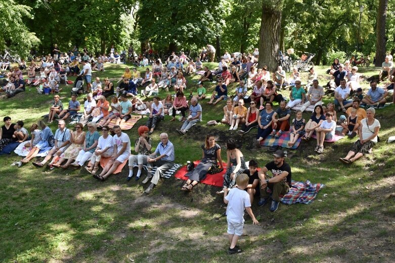  Śniadanie na trawie, czyli wielki piknik z muzyką na żywo 