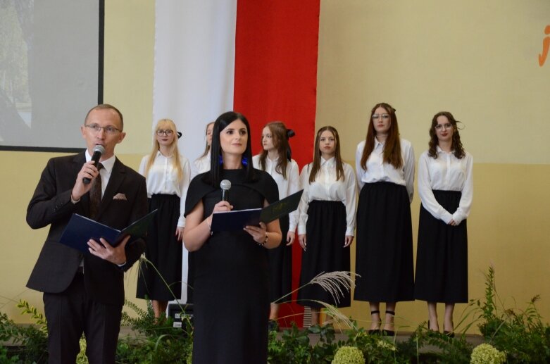  Sto lat historii, tradycji i więzi: jubileusz Zespołu Szkół Nr 3 w Skierniewicach  