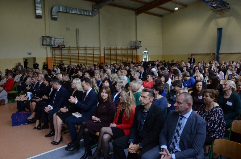  Sto lat historii, tradycji i więzi: jubileusz Zespołu Szkół Nr 3 w Skierniewicach  