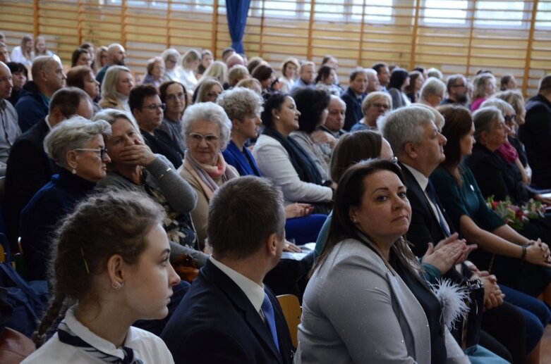  Sto lat historii, tradycji i więzi: jubileusz Zespołu Szkół Nr 3 w Skierniewicach  