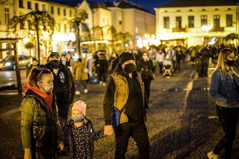  Strajk kobiet w Skierniewicach. Tłum skandował: ***** ***! [ZDJĘCIA, FILM] 