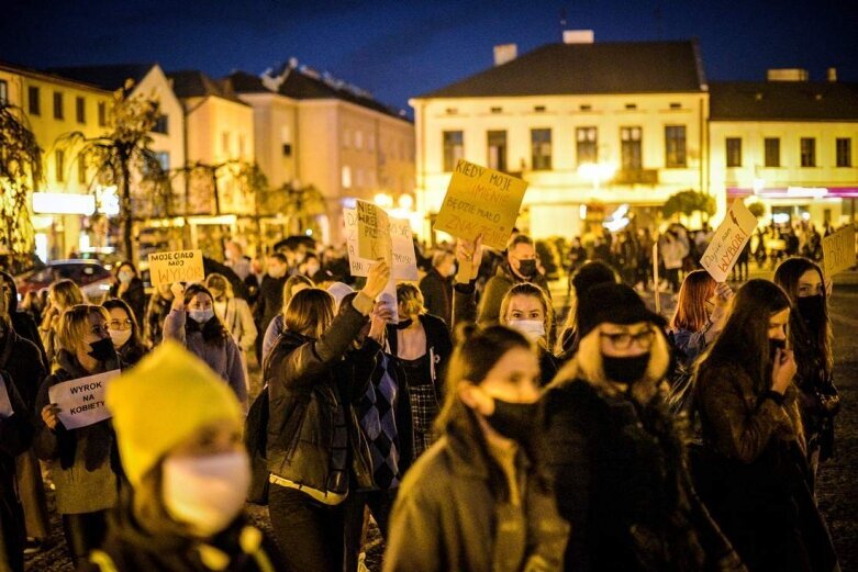  Strajk kobiet w Skierniewicach. Tłum skandował: ***** ***! [ZDJĘCIA, FILM] 