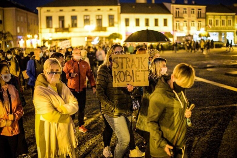  Strajk kobiet w Skierniewicach. Tłum skandował: ***** ***! [ZDJĘCIA, FILM] 