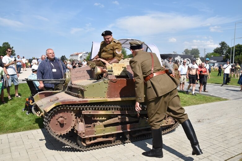  Święto Wojska Polskiego w Skierniewicach pod znakiem pikniku żołnierskiego 