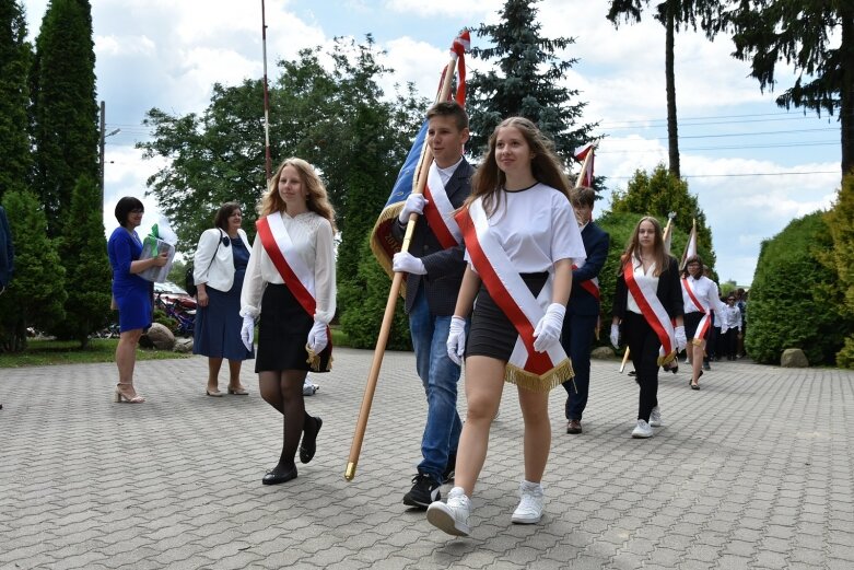  Szkoła w Żelaznej ma swój sztandar 