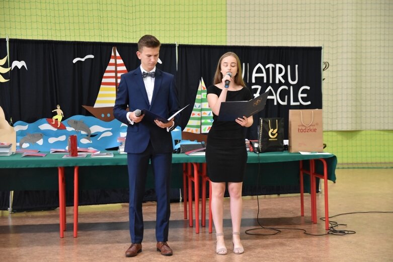  Szkołę żegnali w maseczkach 