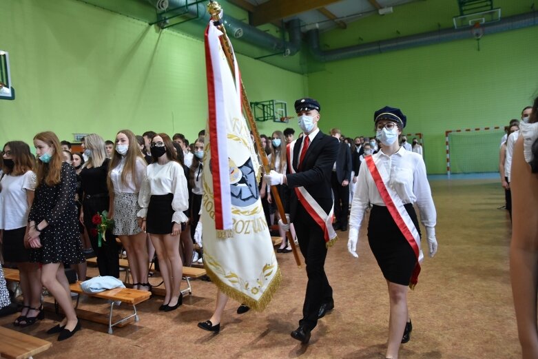  Szkołę żegnali w maseczkach 