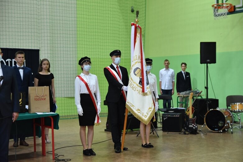  Szkołę żegnali w maseczkach 