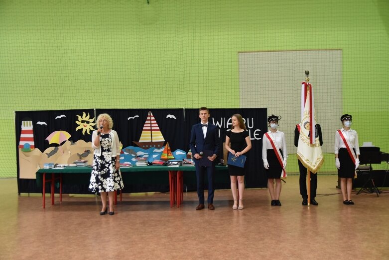  Szkołę żegnali w maseczkach 
