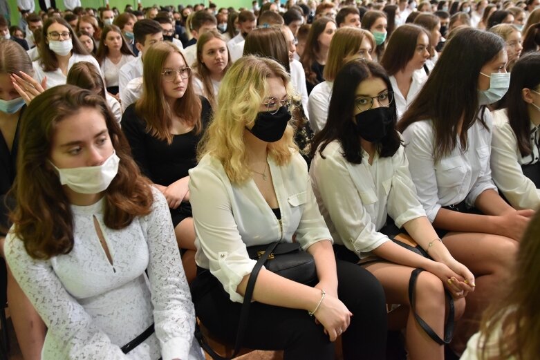  Szkołę żegnali w maseczkach 