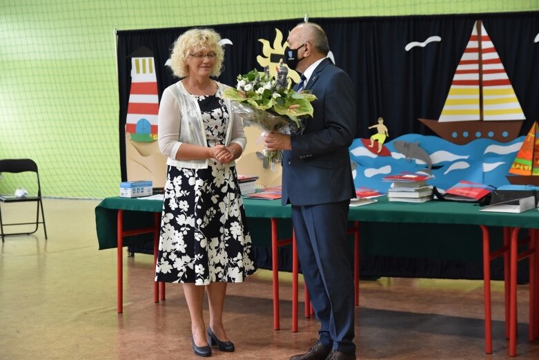  Szkołę żegnali w maseczkach 