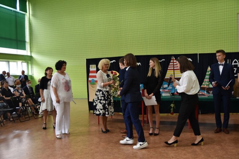  Szkołę żegnali w maseczkach 