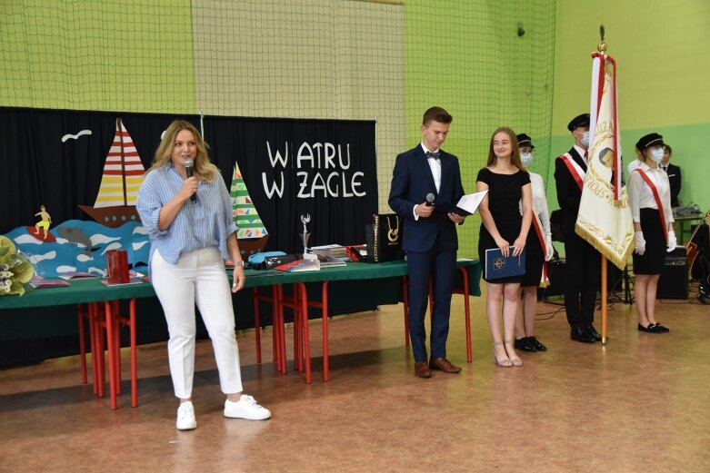  Szkołę żegnali w maseczkach 