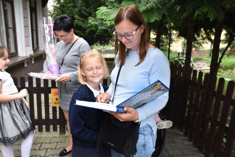  Szkołę żegnali w maseczkach 