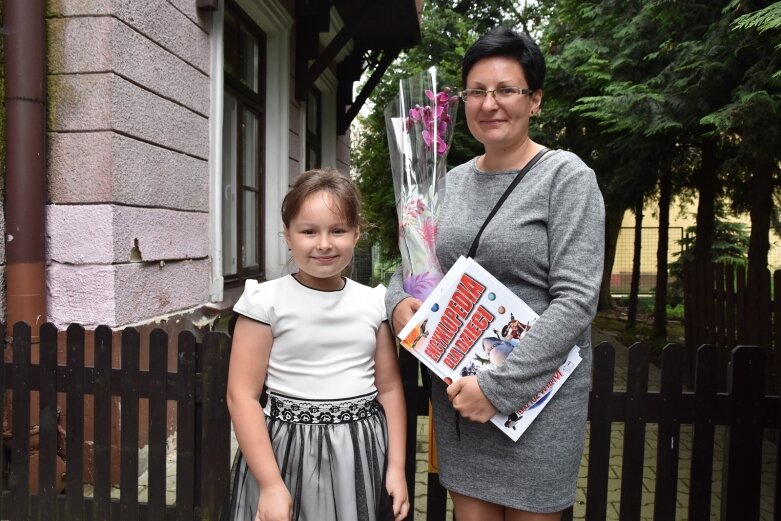 Szkołę żegnali w maseczkach 