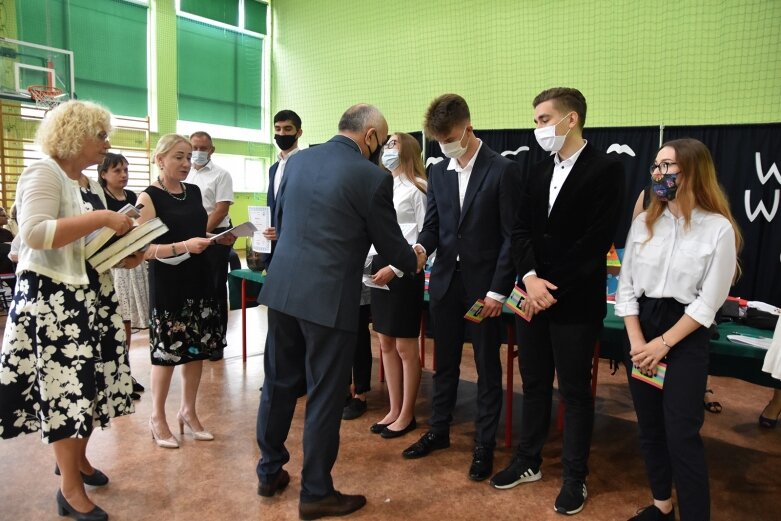  Szkołę żegnali w maseczkach 
