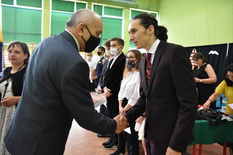  Szkołę żegnali w maseczkach 