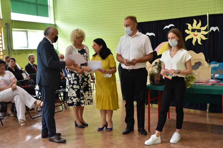  Szkołę żegnali w maseczkach 