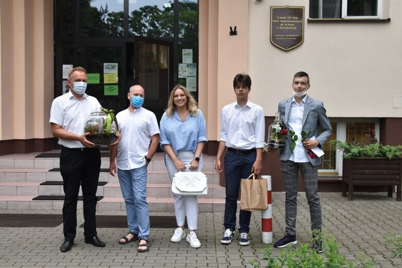  Szkołę żegnali w maseczkach 