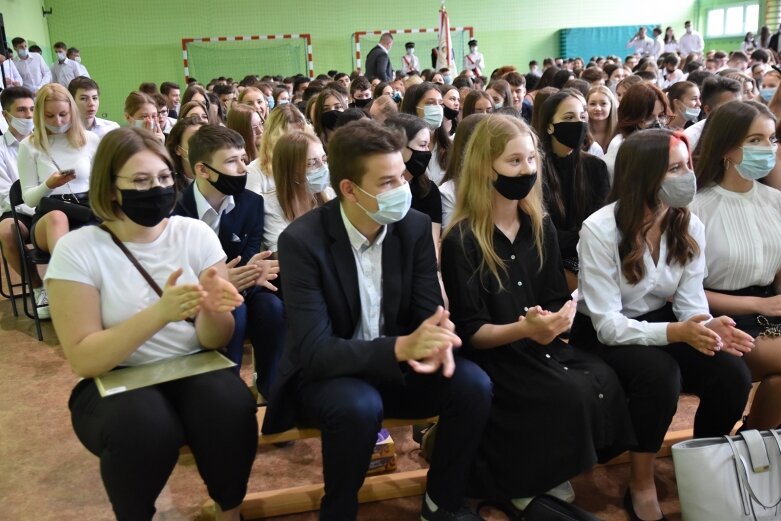  Szkołę żegnali w maseczkach 