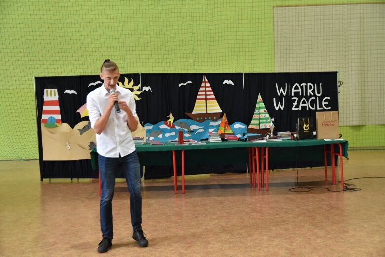  Szkołę żegnali w maseczkach 