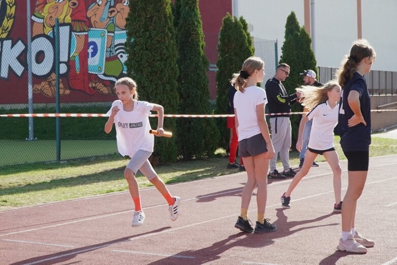  Sztafetowe bieganinę na stadionie przy ulicy Tetmajera 