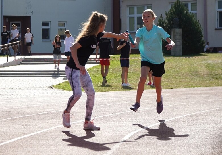  Sztafetowe bieganinę na stadionie przy ulicy Tetmajera 