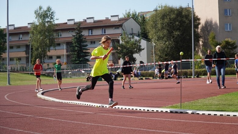  Sztafetowe bieganinę na stadionie przy ulicy Tetmajera 