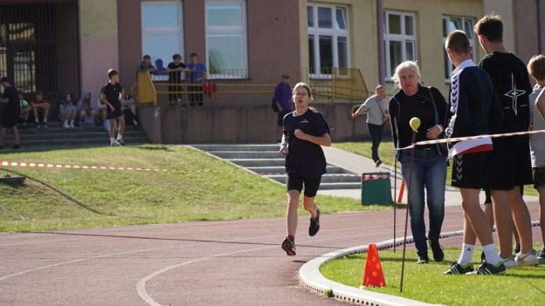  Sztafetowe bieganinę na stadionie przy ulicy Tetmajera 