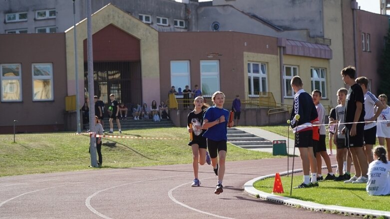  Sztafetowe bieganinę na stadionie przy ulicy Tetmajera 