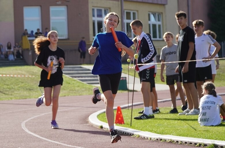  Sztafetowe bieganinę na stadionie przy ulicy Tetmajera 