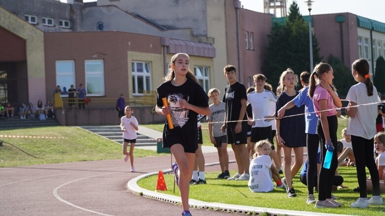  Sztafetowe bieganinę na stadionie przy ulicy Tetmajera 