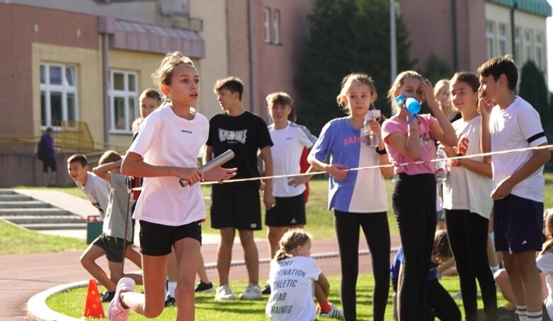  Sztafetowe bieganinę na stadionie przy ulicy Tetmajera 