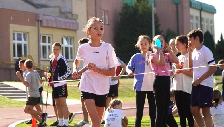  Sztafetowe bieganinę na stadionie przy ulicy Tetmajera 