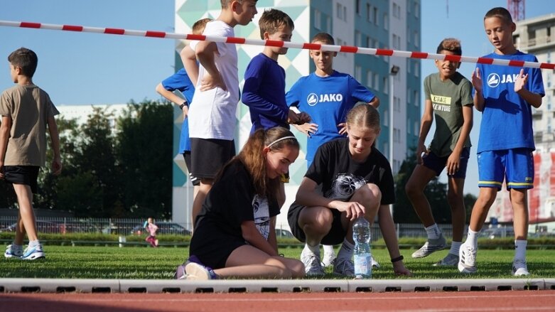  Sztafetowe bieganinę na stadionie przy ulicy Tetmajera 