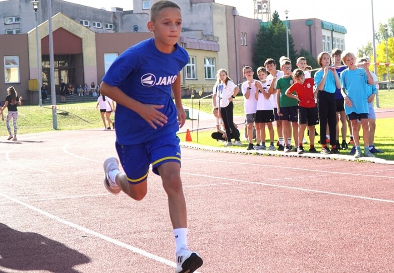  Sztafetowe bieganinę na stadionie przy ulicy Tetmajera 