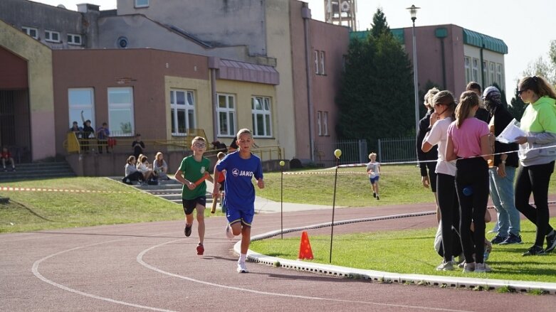  Sztafetowe bieganinę na stadionie przy ulicy Tetmajera 