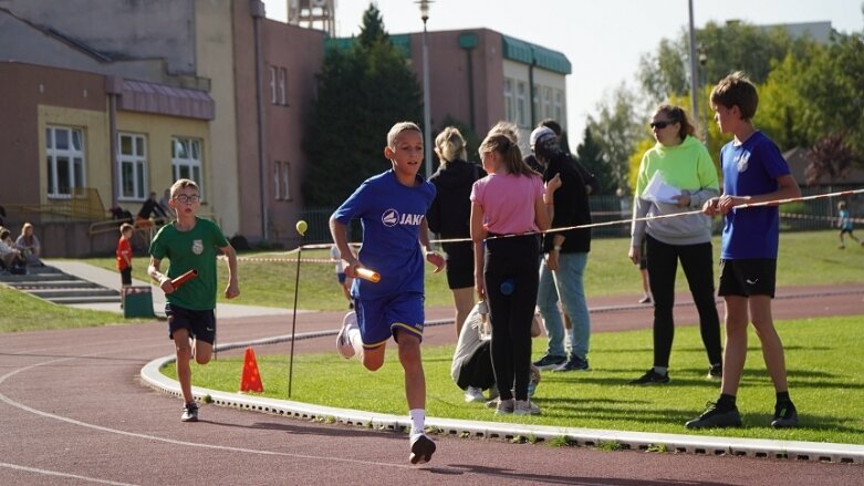  Sztafetowe bieganinę na stadionie przy ulicy Tetmajera 