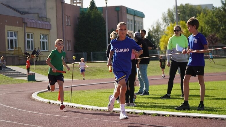  Sztafetowe bieganinę na stadionie przy ulicy Tetmajera 