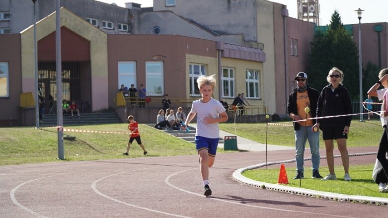  Sztafetowe bieganinę na stadionie przy ulicy Tetmajera 