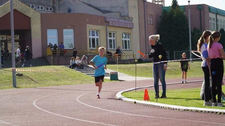  Sztafetowe bieganinę na stadionie przy ulicy Tetmajera 