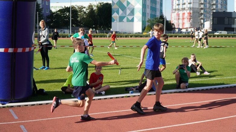  Sztafetowe bieganinę na stadionie przy ulicy Tetmajera 