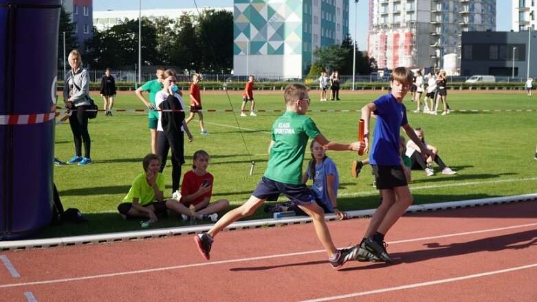  Sztafetowe bieganinę na stadionie przy ulicy Tetmajera 