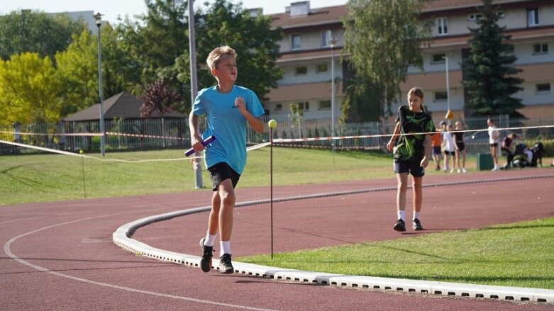  Sztafetowe bieganinę na stadionie przy ulicy Tetmajera 