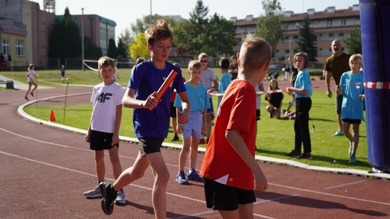  Sztafetowe bieganinę na stadionie przy ulicy Tetmajera 