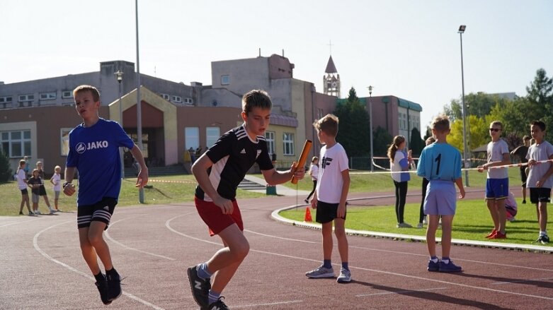  Sztafetowe bieganinę na stadionie przy ulicy Tetmajera 